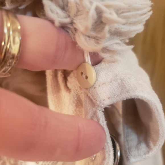 Beautiful cream color button up, short jacket with detachable fur collar. - Picture 7 of 8